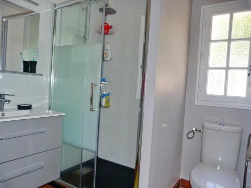 une salle de bain avec douche et toilettes dans l'établissement 685-Ty Kastel Coz a 50m de la mer, à Beuzec-Cap-Sizun