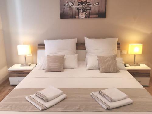 魯巴達的住宿－Villa Kora - luxury holiday Apartments，一间卧室配有一张带两盏灯的大型白色床。