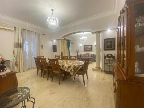 - une salle à manger avec une table et des chaises dans l'établissement Garden city 3 bedroom apartment, au Caire