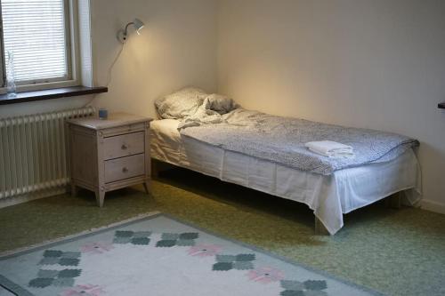 1 dormitorio con 1 cama, vestidor y mesita de noche en Lägenhet för företag lång tid en Ljungaverk