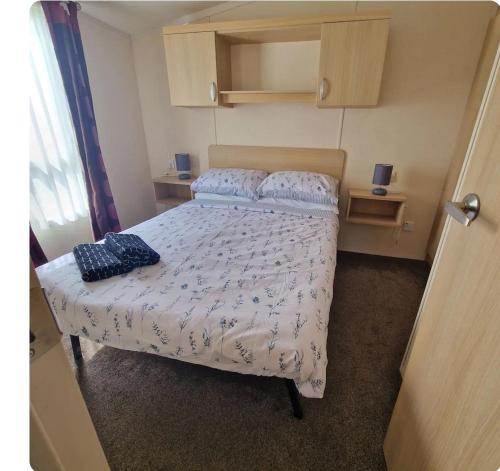 1 dormitorio pequeño con 1 cama en una habitación en Crescent 6, en Christchurch