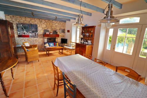 une salle à manger avec une table et un salon dans l'établissement 687-Villa Kerguelen a 100m de la plage, à Audierne