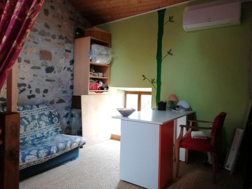 une chambre avec un lit, une table et une chaise dans l'établissement Grand studio avec vu sur château, à Busséol