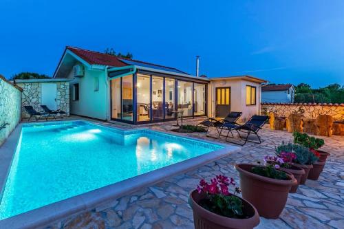 Villa Vrcevan Modernes Haus mit Pool