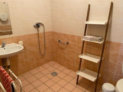 Ένα μπάνιο στο Appartement proche de Conques