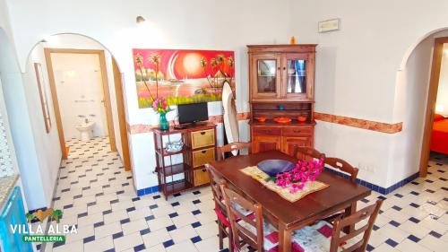 a room with a table and a dining room at Villa Alba Appartamenti in Kamma