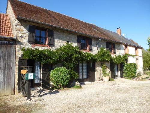 an old stone house with ivy growing on it at Les Gites de Montinazeau - 3 adjoining gites set in quiet and beautiful countryside with free Wi-Fi in Chéniers