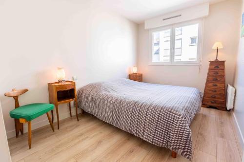 une chambre avec un lit, un bureau et une fenêtre dans l'établissement Appartement au Touquet - 65m2 proche de la mer et du marché, à Le Touquet-Paris-Plage