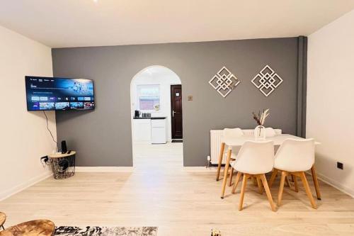 Balderton的住宿－New fully furnished cosy home，一间配备有白色桌椅的用餐室