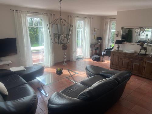 Upgant-SchottにあるFerienhaus Mare Frisicumのリビングルーム(革張りのソファ、鏡付)