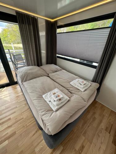 een klein bed in een kamer met een raam bij TRAUMZEITBOOT2 auf dem Scharmützelsee Bad Saarow in Bad Saarow