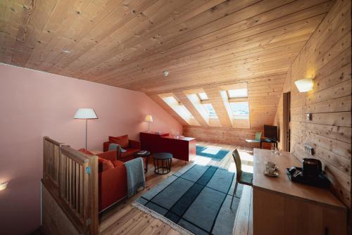 uma vista superior de uma sala de estar com tecto em madeira em Seiser Alm Urthaler em Alpe di Siusi