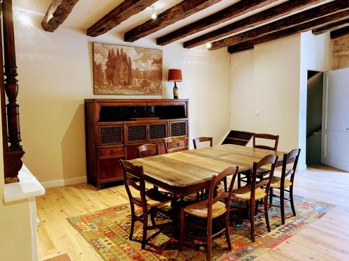 une salle à manger avec une table et des chaises en bois dans l'établissement Maison familiale à Limeuil, à Limeuil