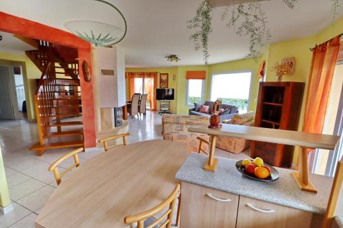 eine Küche und ein Wohnzimmer mit einem Holztisch in der Unterkunft 688-Villa de la Baie a 300m de la plage in Audierne