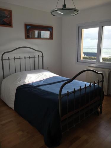 - une chambre avec un lit doté d'une couverture bleue dans l'établissement 688-Villa de la Baie a 300m de la plage, à Audierne