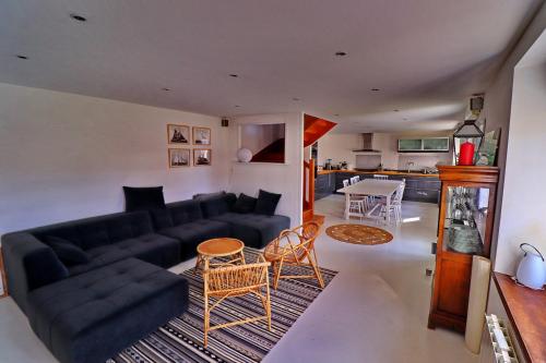 un salon avec un canapé et une table dans l'établissement 698-Villa du Fautec Proche plages, à Plouhinec