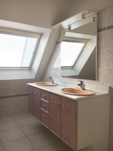 une salle de bain avec deux lavabos et un grand miroir dans l'établissement 688-Villa de la Baie a 300m de la plage, à Audierne