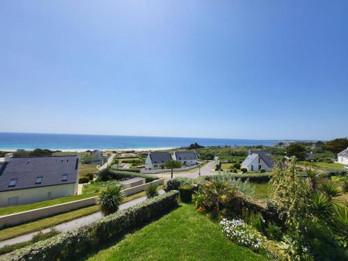 Blick auf ein Dorf mit dem Meer im Hintergrund in der Unterkunft 688-Villa de la Baie a 300m de la plage in Audierne