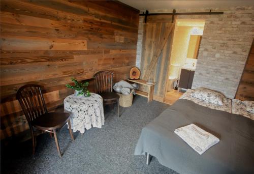 1 dormitorio con 1 cama, mesa y sillas en Zatrzymaj się u Nas - Apartament dla 2-4 osób, sauna, panorama, cisza, en Pawłów