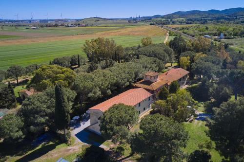 an aerial view of a house with a roof at Mare Etrusco 4 in Populonia