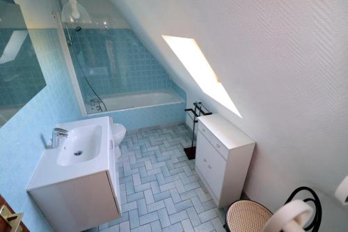 Plozévet697-Villa Hent Kost la mer a 10m的带水槽、马桶和浴缸的浴室