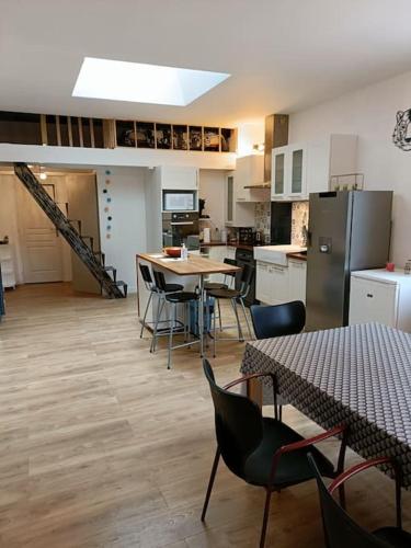 Il comprend une cuisine équipée de tables et de chaises. dans l'établissement LE ST GUILHEM, à Saint-Guilhem-le-Désert