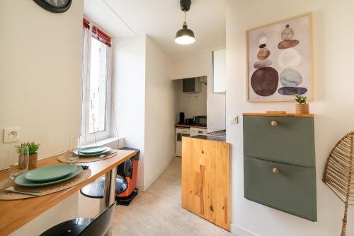 - une petite cuisine avec une table et un comptoir dans l'établissement Le HENDRIX - Studio Hyper Centre, à Limoges