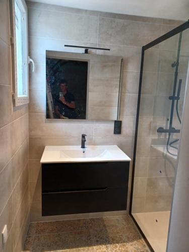 La salle de bains est pourvue d'un lavabo et d'une douche. dans l'établissement villa serignan, à Sérignan