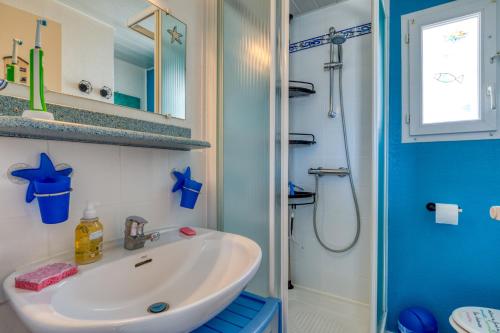 un bagno con lavandino e doccia di Villa les Lavandines, Le Cap d'agde a Cap d'Agde