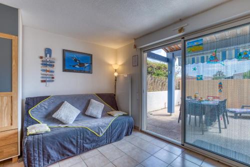 una camera da letto con un letto e una porta scorrevole in vetro di Villa les Lavandines, Le Cap d'agde a Cap d'Agde