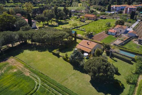 an aerial view of a house with a yard at Mare Etrusco 5 in Populonia
