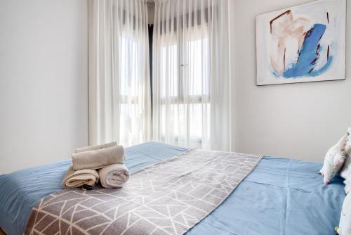 ein Schlafzimmer mit einem Bett mit Handtüchern darauf in der Unterkunft Platinum Lerida in Benidorm