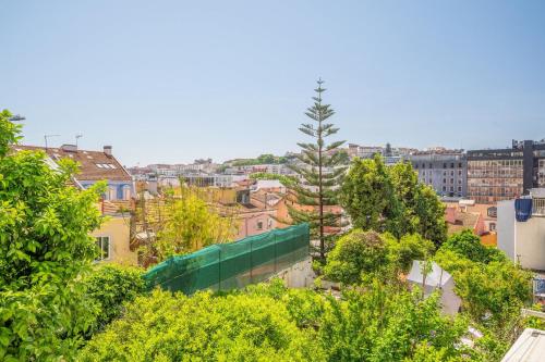 Blick auf eine Stadt mit einem Baum und Gebäuden in der Unterkunft GuestReady - Lemon House with Private Garden in Lissabon