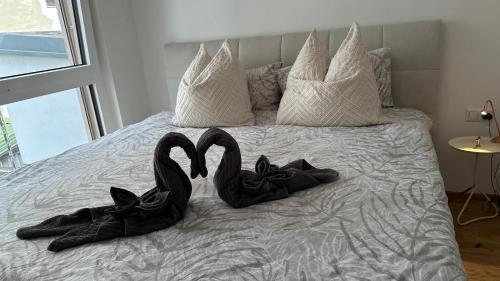 two black swansuitsrendered to look like hearts on a bed at Wiener Townhouse Staatsoper in Vienna