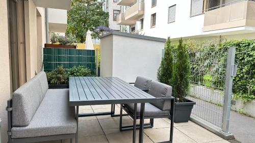 a patio with a table and chairs on a balcony at Wiener Townhouse Staatsoper in Vienna