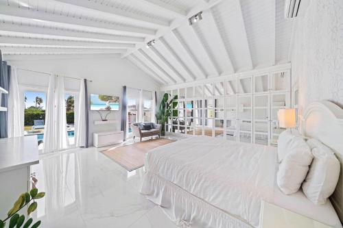 biała sypialnia z łóżkiem i salonem w obiekcie Caya Mesa Bista 40 Tierra del Sol w mieście Noord