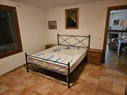 1 dormitorio con 1 cama en una habitación en Villa Galetta, en Imola