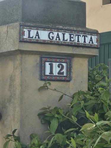 un letrero de la calle en el lateral de un edificio en Villa Galetta, en Imola