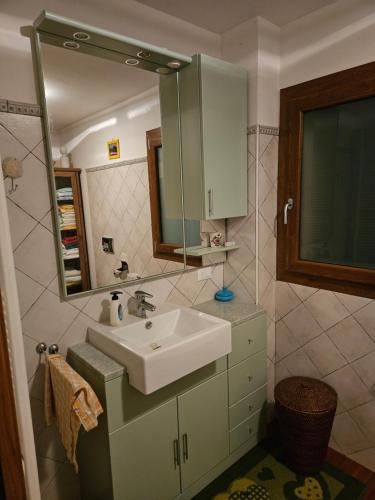 y baño con lavabo y espejo. en Villa Galetta, en Imola