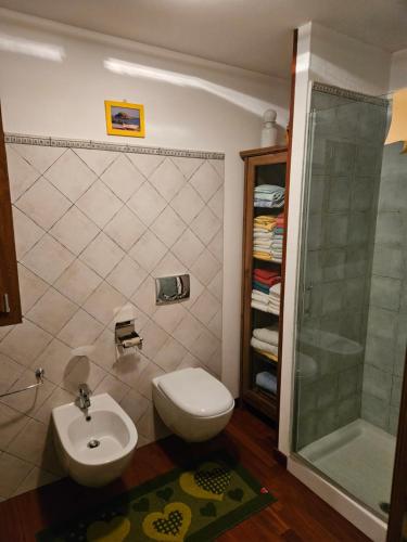 y baño con aseo, lavabo y ducha. en Villa Galetta, en Imola