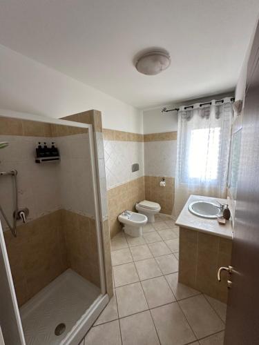 Bilik mandi di Santu Marcu apartment