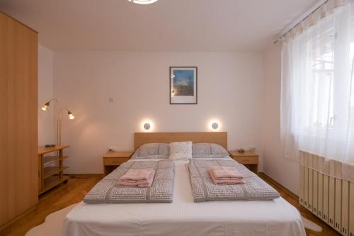 Posteľ alebo postele v izbe v ubytovaní Apartments Lovorik