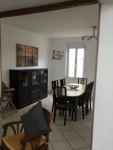 une salle à manger avec une table et des chaises dans l'établissement Location petit fort philippe maison 5 personnes 2 chambres, à Gravelines