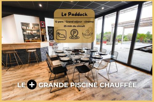 a dining room with a table and chairs at LE PADDOCK "Maison 220 m2 pour 8 à 12 personnes" in Montfort-le-Gesnois