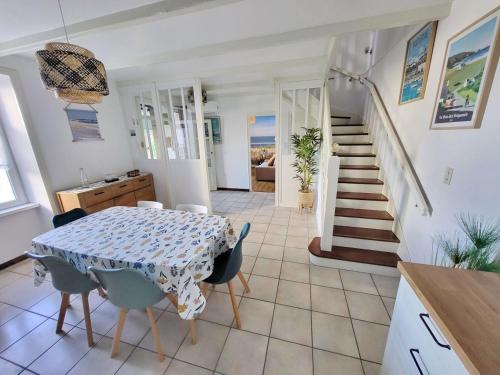une cuisine et une salle à manger avec une table et des chaises dans l'établissement 717- Villa Locqueran a 200m du port, à Plouhinec