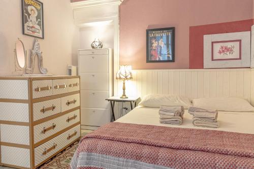 ein Schlafzimmer mit einem Bett und einer Kommode in der Unterkunft La Cona boutique apartment in centro in Sassari