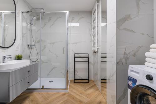 a bathroom with a shower and a sink at INA Rent - Przystań Letnica in Gdańsk