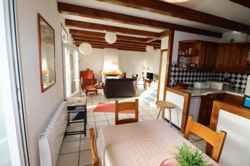 une cuisine et un salon avec une table et des chaises dans l'établissement 634-Villa Ker Ys a 300m de la plage, à Plouhinec