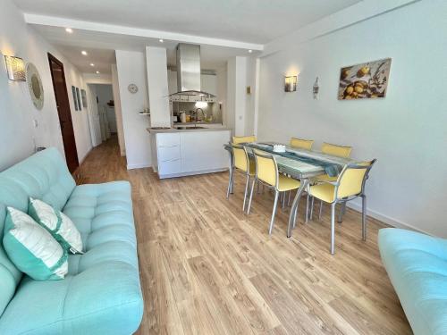 un salon avec un canapé, une table et des chaises dans l'établissement Mimosas by Welcome to Cannes, à Cannes