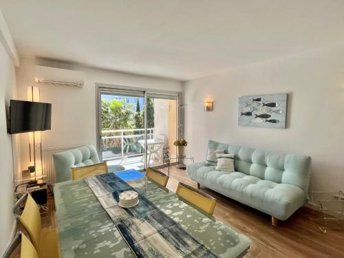un salon avec un canapé et une table dans l'établissement Mimosas by Welcome to Cannes, à Cannes